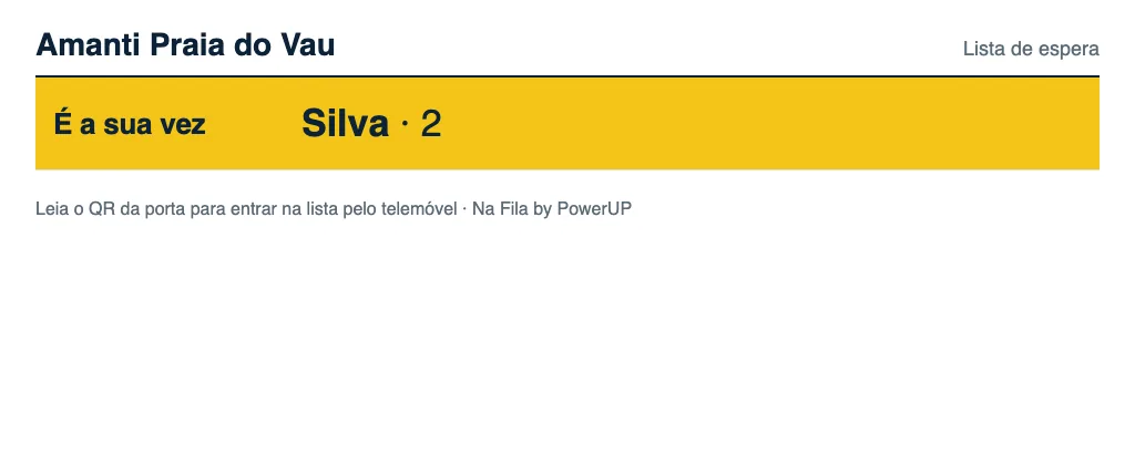 O ecrã da porta num tablet: o nome da casa, «Lista de espera», e uma linha amarela com «É a sua vez · Silva · 2».